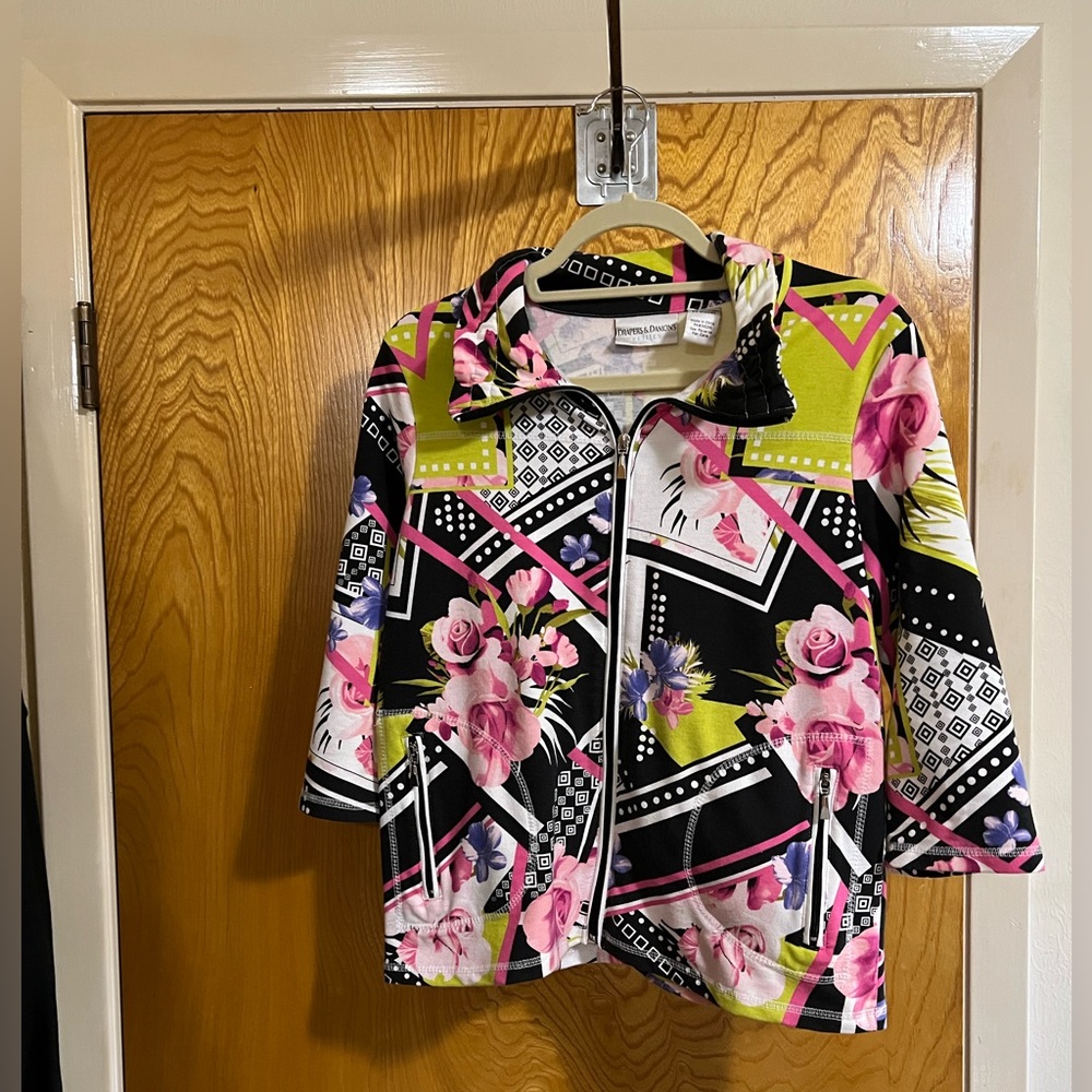Draper’s & Damon’s zippered top/jacket. Size PM. Excellent condition.